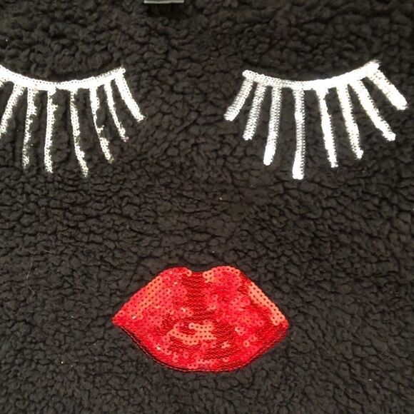 Black sweater pull over w lips & mascara eyes M - Picture 2 of 3